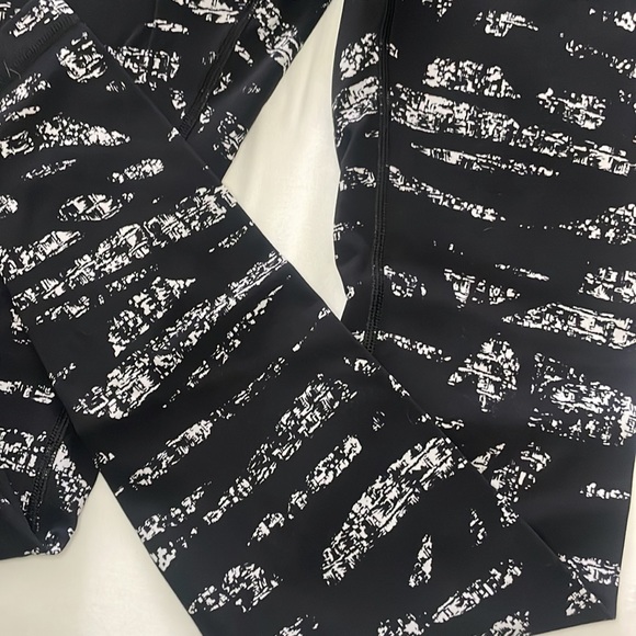 Lululemon Wunder Under pants - black with white graphic detail - Picture 2 of 4